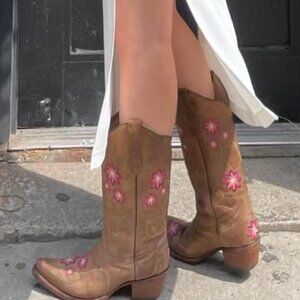 Vintage brown cowboy boots western boots with embroidered floral flower details